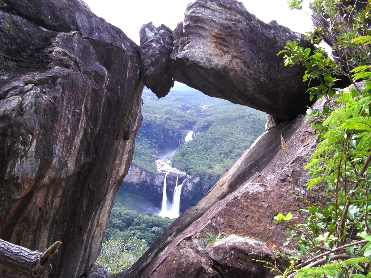 Водопад меры. Венесуэла природа. Каньон Шапада-дус-Веадейрус. Бразилия Goias пещеры. Венесуэла туристические места на одной картинке.