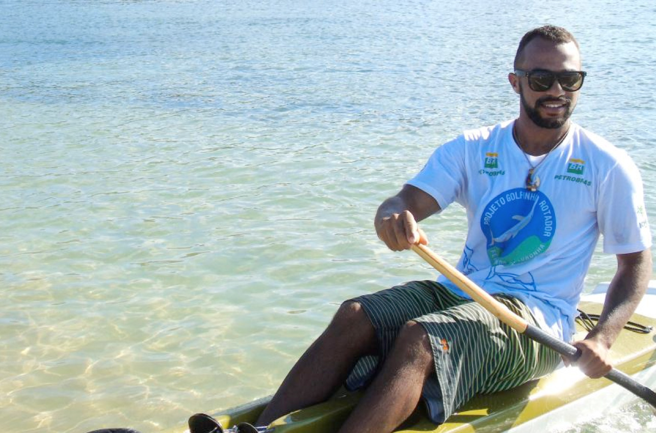Com treinos diários, o jovem Alef da Silva, de 22 anos, já conquistou nove troféus em competições pelo Brasil e treina para etapa no Tahiti.